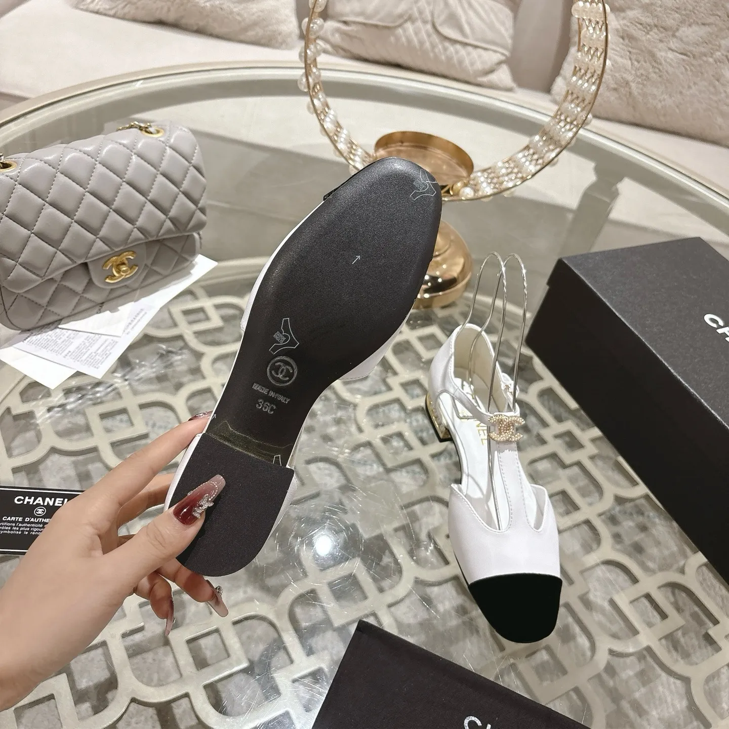 👟👟Ex-factory price 560👟👟 25ss early autumn new Xiaoxiang Chanel pearl double C buckle T-strap Mary Jane shoes pearl heel buckle shoes doll shoe design is so cute 💥The daughter of a rich family has the sense of sight, retro sweetness and age reduction! Mary Jane's unique noble texture allows you to practice various combinations of beauty. Beauty and comfort coexist. Who can not be tempted? The high-end simple style will never go out of style when worn again and again. It vividly interprets the charm of the exclusive fragrance. More possibilities for shaping. Original molded hardware buckle. Upper: lambskin. Lining: sheepskin. Outsole: genuine leather outsole imported from Italy. Size: 35-39 (40.41 custom-made, non-refundable).